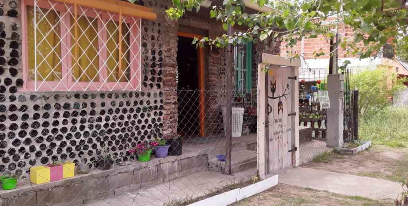 Rufino: una maestra jubilada construyó su propia casa con botellas de vidrio