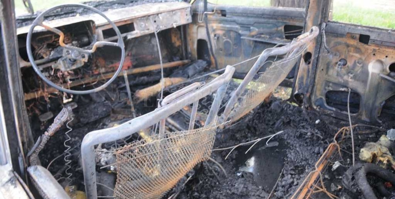 Amigos del fuego: quemaron un auto en Candioti norte