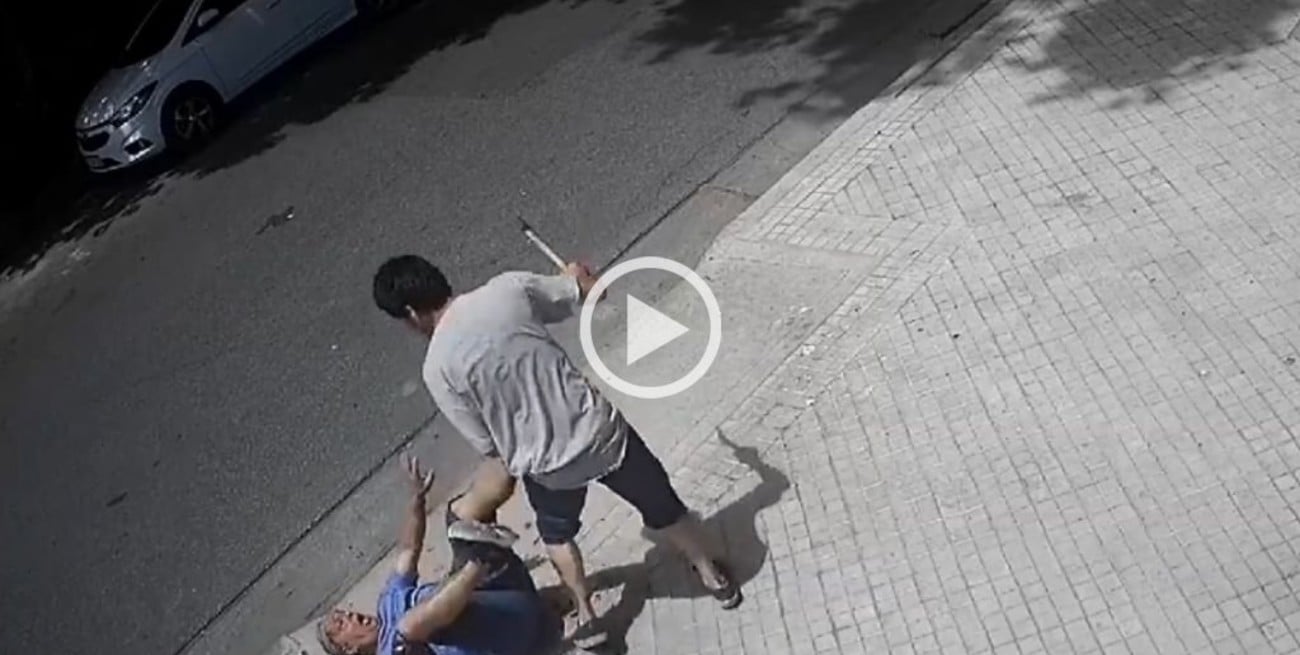 Video: brutal ataque con un hacha dejó un hombre herido en Rosario