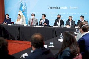 GentilezaMinisterio del Interior En el Salón de los Pueblos Originarios, De Pedro y la Cámara Nacional Electoral estuvieron reunidos con directivos de medios ante la proximidad electoral.