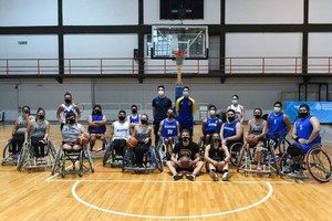 ELLITORAL_367041 |  Gentileza Figuras de adaptado y convencional, con el mismo mensaje:  el básquet es uno solo .