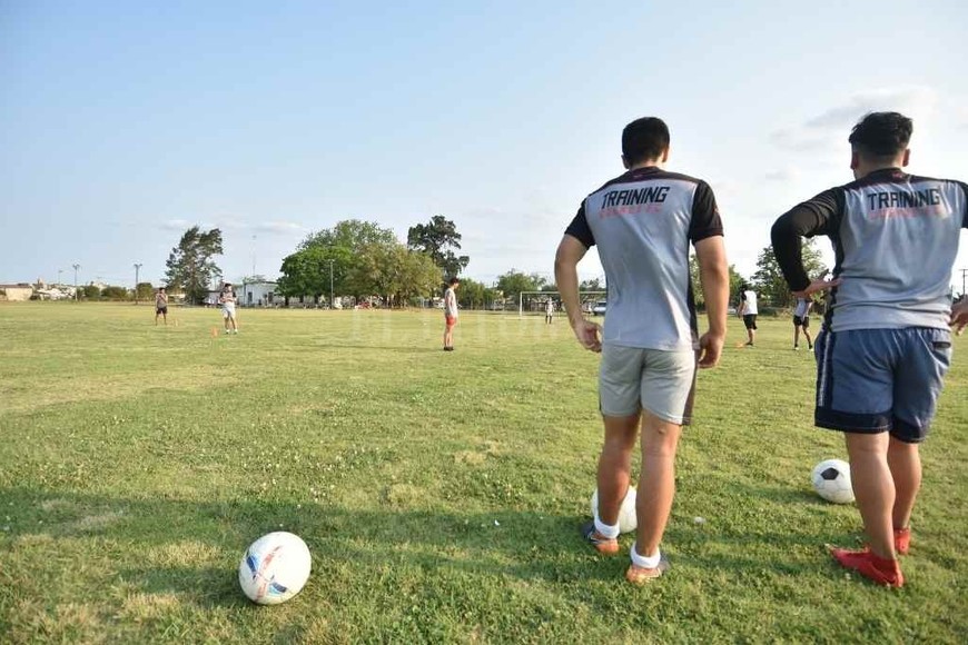 ELLITORAL_332990 |  Manuel Fabatía En movimiento. Los juveniles trabajan ante la atenta mirada de los profesores de cada categoría.