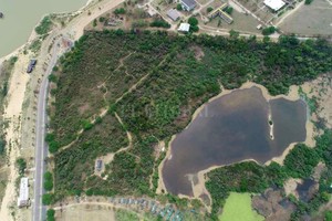 Fernando Nicola Este es el sitio elegido para edificar la escuela. El camino que se ve marcado, al norte de la laguna interna, es el conocido  Camino de los cuises  de la reserva ecológica.