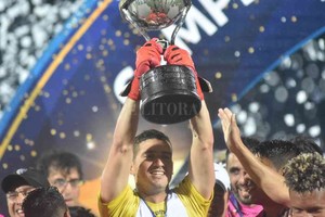 Mauricio Garín ¿La buena Pipa?. Jorge Vladimir Pinos, el 9/11/2019 en La Olla, levantando la Copa Sudamericana. Colón reclama  fraude deportivo  y promete  ir hasta las últimas consecuencias .