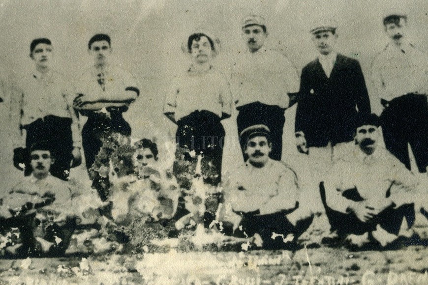 ELLITORAL_375826 |  Archivo El Litoral Unión (1907) Primer equipo oficial: Osuna , Berger, Muller, Bossi, Trentini, Brenner, Ojeda, Casabianca, Roa Pierpauli, Achenbacha y Fayo.