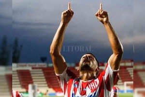 ELLITORAL_360932 |  Prensa Unión Juan Manuel García y su festejo al cielo en uno de los goles que marcó ante Lanús, partido en el que fue figura indiscutida.