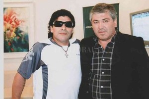 Gentileza El autor de esta nota con Diego Maradona en aquéllos tiempos en que el showbol se convertía en una atracción por la presencia convocante de Diego.