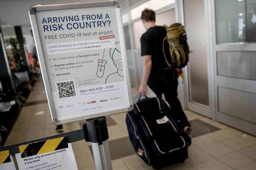 ELLITORAL_370313 |  Agencias Un cartel informa de los test de coronavirus en el aeropuerto de Schönefeld, en Berlín, Alemania.