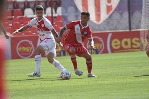 ELLITORAL_404992 |  Luis Cetraro Franco Calderón, en la foto marcando a Carabajal, un ex compañero, podrá volver al equipo al haber cumplido la fecha de suspensión.