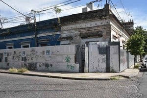 ELLITORAL_358146 |  Flavio Raina Silencio. Es lo que habita hoy la casa, escondida tras los cartelones de una obra que nunca se hizo.