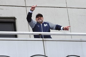 ELLITORAL_375379 |  SEBASTIAN GRANATA TELAM ROSARIO 28.10 DIEGO MARADONA DT DE GIMNASIA LLEGO A ROSARIO JUNTO CON SU EQUIPO PARA ENFRENTAR MAÑANA A NEWELLS DONDE FUE RECIBIDO POR CIENTOS DE HINCHAS DE NEWELLES RCORDANDO SU PASO COMO JUGADOR EN EL EQUIPO DEL PARQUE DE LA INDEPENDENCIA FOTO SEBASTIAN GRANATA