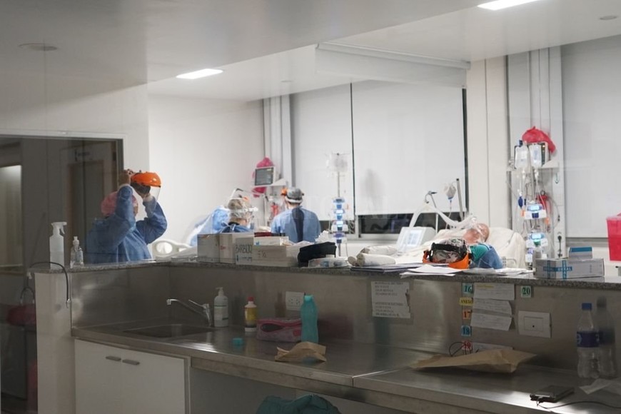 ELLITORAL_373657 |  Fernando Nicola En terapia. Médicos, enfermeros, camilleros, todo el personal de salud son los  ángeles  de los pacientes con coronavirus, en la Terapia del Iturraspe.