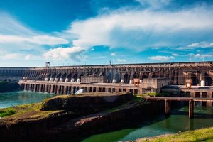 ELLITORAL_370917 |  Gentileza Represa Itaipú Binacional Las erogaciones de agua por parte de las represas ubicadas en Brasil y Paraguay rondan los 5.000 y 6.000 metros cúbicos por segundo.