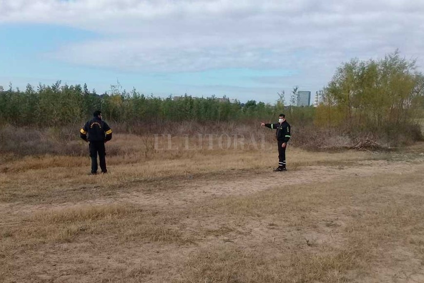 ELLITORAL_400051 |  Gentileza In situ. Personal de Cobem y de Gestión de Riesgo del municipio inspecciona el terreno para advertir peligros y planificar las rutas de acceso, en caso de accidentes.