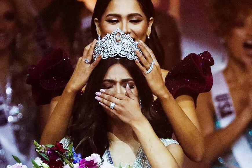 ELLITORAL_424192 |  Reuters. La flamante Miss Universo 2021 recibe la corona de parte de la mexicana Andrea Meza, Miss Universo 2020.