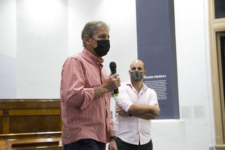 ELLITORAL_407911 |  Gentileza Prensa Municipalidad Las ciudades hablan por su cultura. Hablan a través de lo que hacen sus actores, actrices, los que pintan, los que bailan, los que hacen música , dijo anoche el intendente Emilio Jatón, acompañado por el secretario de Educación y Cultura, Paulo Ricci.