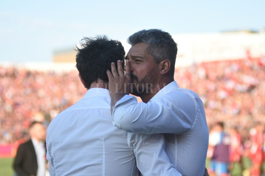 ELLITORAL_424047 |  Manuel Fabatía FOTO B  ¿Qué le habrá dicho? Al finalizar el partido, Gustavo Munúa saludó a Eduardo Domínguez y algo le dijo al oído, aunque no se sabe qué...