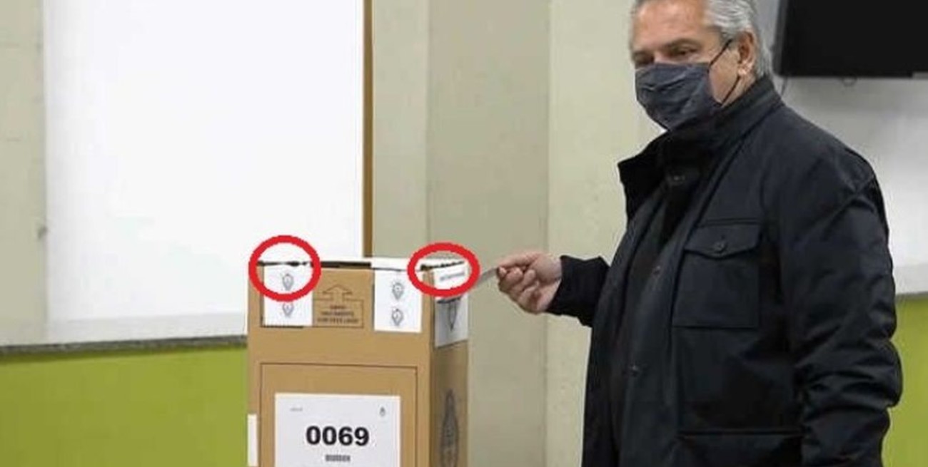Son verdaderas las fotos del Presidente votando en una urna con una faja de seguridad cortada y la Justicia investiga