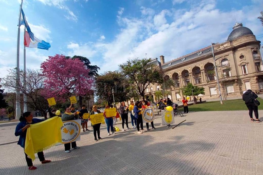 ELLITORAL_407929 |  El Litoral El grupo Pañuelos Amarillos Rincón, vecinos y denunciantes asistieron a tribunales para la imputación de Alicia Reina.
