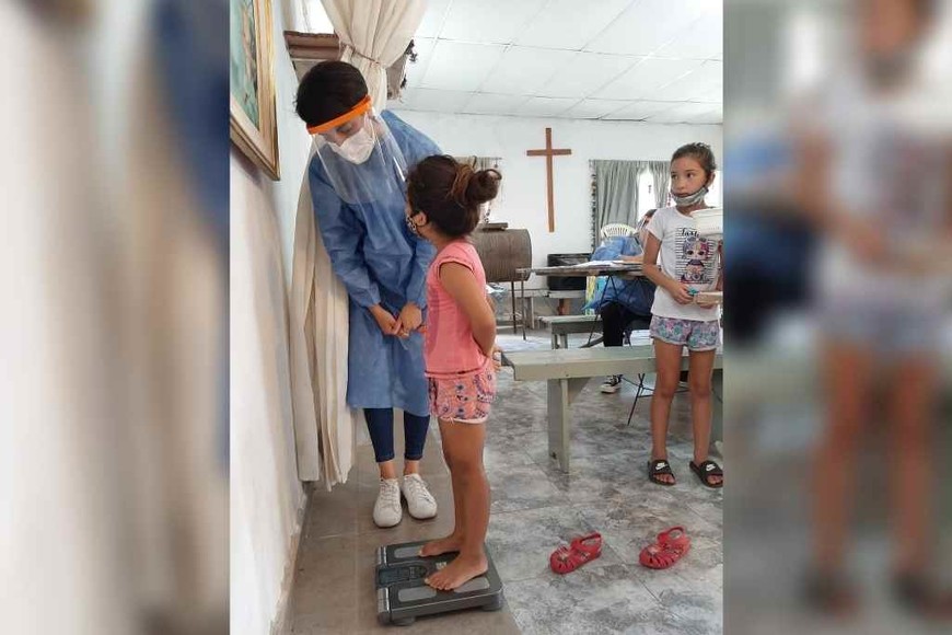 ELLITORAL_354836 |  Gentileza Érica Rodríguez Control de peso. Una de las tareas del grupo coordinado por Manitas Solidarias es pesar a los chicos, como parte de la evaluación antropométrica.