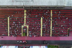 Fernando Nicola La excelente toma aérea de Fernando Nicola en el momento en el que se llevaba a cabo la asamblea. Circularon decenas de videos e imágenes de los sucesos ocurridos en el sector de la platea oeste de Colón.