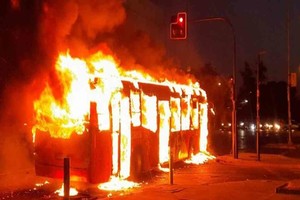 ELLITORAL_420933 |  Twitter Encapuchados atacaron con bombas molotov e incendiaron dos colectivos del Transantiago.