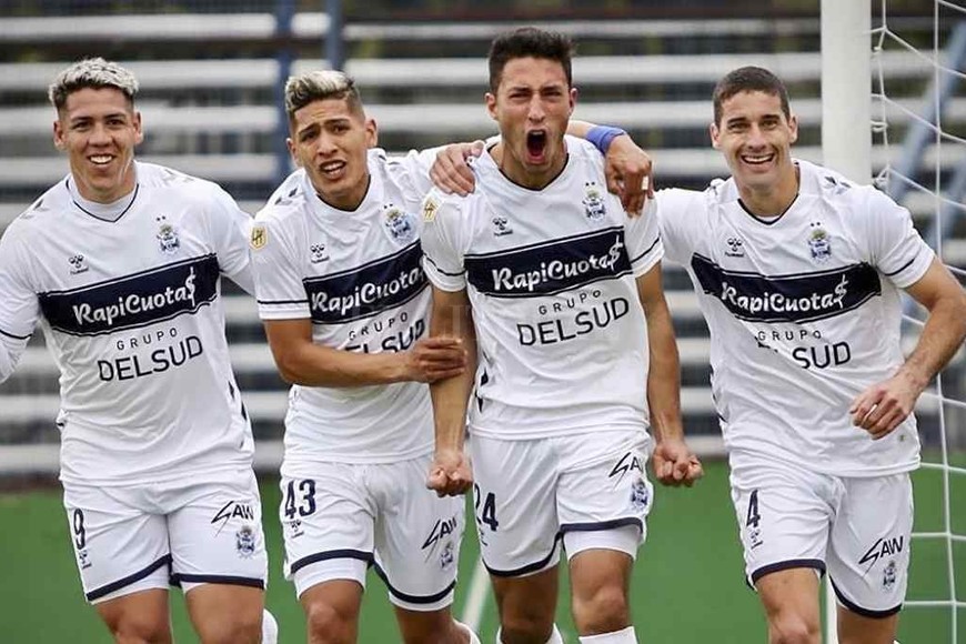 ELLITORAL_405432 |  Gentileza Diario El Día - Dolores Ripoll El festejo de los jugadores de Gimnasia por el gol de Guiffrey. Hacía mucho que el Lobo no conseguía los tres puntos.