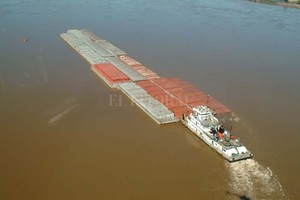 ELLITORAL_364885 |  Archivo El Litoral Una barcaza o un convoy de ellas, pueden cargar tanto como un buque pero tienen fondo plano y poco calado.