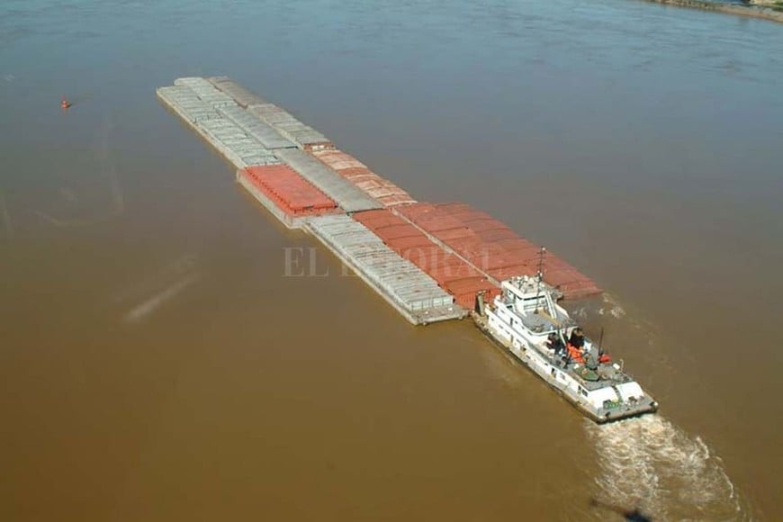 ELLITORAL_364885 |  Archivo El Litoral Una barcaza o un convoy de ellas, pueden cargar tanto como un buque pero tienen fondo plano y poco calado.