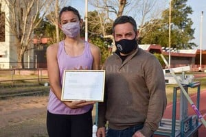 ELLITORAL_395329 |  Gentileza La joven deportista santafesina se mostró feliz con el reconocimiento entregado por parte del presidente del Concejo Municipal, Leandro González.