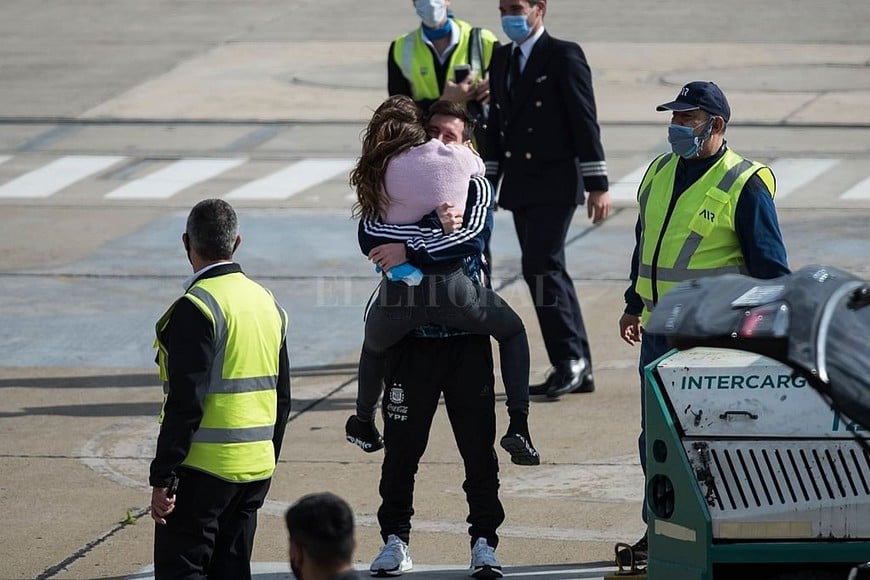 Así fue la llegada de Messi a Rosario: el emotivo reencuentro con Antonela