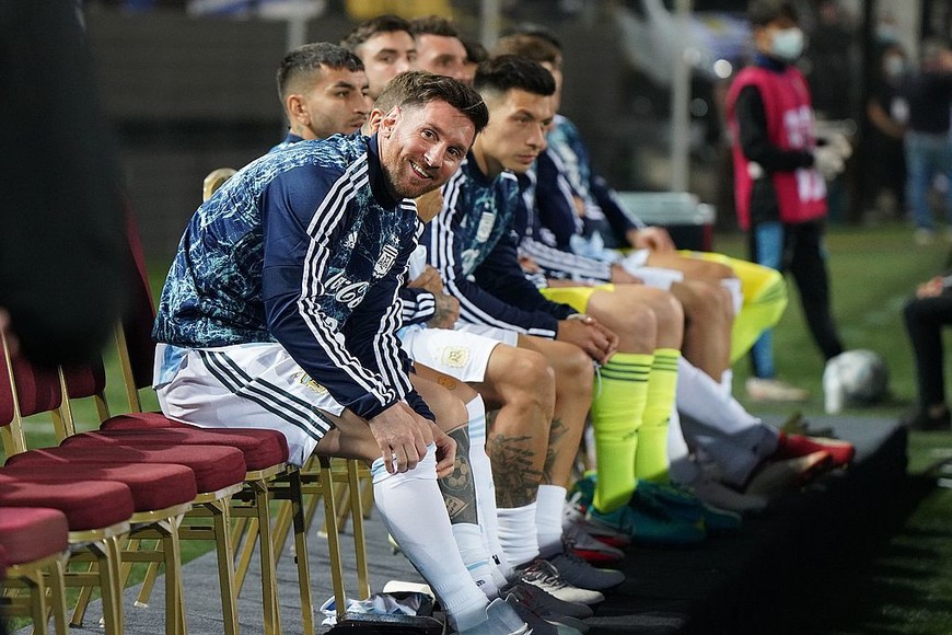 ELLITORAL_417614 |  Reuters Soccer Football - World Cup - South American Qualifiers - Uruguay v Argentina - Estadio Campeon del Siglo, Montevideo, Uruguay - November 12, 2021 Argentina's Lionel Messi on the bench  Pool via REUTERS/Matilde Campodonico