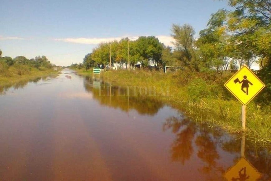 ELLITORAL_186621 |  Gentileza Escuela de Campo Jullier Más que elocuente. Basta con observar esta imagen para entender lo que pasa con la Escuela de Campo Jullier cuando se prolongan las precipitaciones, hay temporales o se inundan sus adyacencias por influencia de las aguas que vienen de Las Colonias.