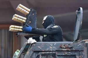 ELLITORAL_378016 |  Oscar Perez El sistema Venom puede diseminar grandes cantidades de sustancias químicas irritantes en un área amplia casi al instante. Utilizarlo en zonas residenciales, y durante la pandemia, puede ser especialmente peligroso, advierte la Omega Research Foundation.