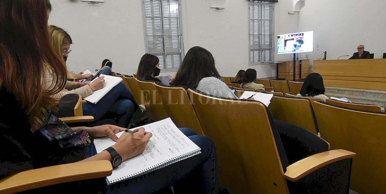 Debate abierto por la implementación  del pase sanitario en la universidades argentinas