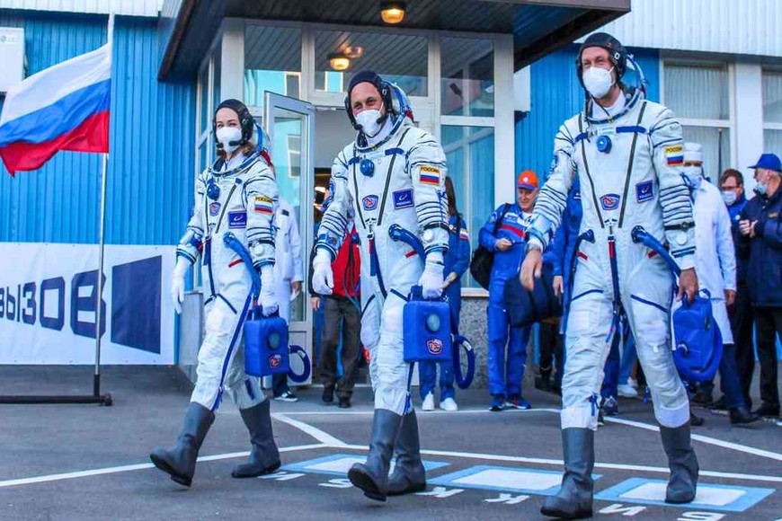 ELLITORAL_408660 |  Agencias De izquierda a derecha, la actriz Yulia Peresild, el cosmonauta Anton Shkaplerov y el cineasta Klim Shipenko antes del lanzamiento de la nave espacial Soyuz MS-19 en el cosmódromo ruso de Baikonur.