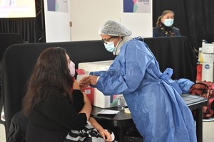 ELLITORAL_383615 |  Flavio Raina Un efecto posterior más exacerbado en personas más jóvenes. Eso es lo que se está observando luego de la aplicación de la primera dosis de la vacuna contra Covid-19 en esta cuarta etapa que alcanza a la población en general.