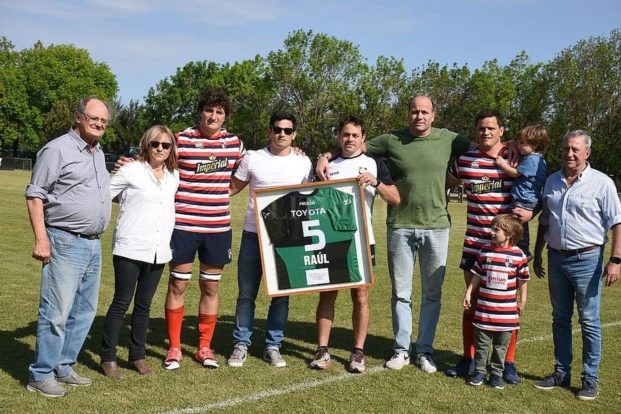 ELLITORAL_409845 |  Luis Cetraro Sentido homenaje. El llevado a cabo antes del partido entre SFRC y Duendes, recordando a Raúl De BIaggio, fundador del tricolor.