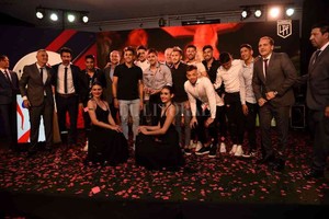 Mauricio Garín ¡Se lo llevó el Campeón!. Eduardo Domínguez, diez jugadores del plantel que se consagró en San Juan, el presidente José Vignatti, el Gobernador Perotti y la Agencia Santa Fe Deportes en el momento culminante de la noche en la Fiesta del Deporte de Santa Fe.