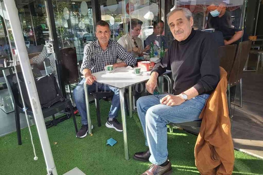 ELLITORAL_416040 |  El Litoral Angel Cappa con El Litoral en un café de Madrid. Una charla abierta con un hombre que ha mantenido firme sus convicciones a lo largo del tiempo.