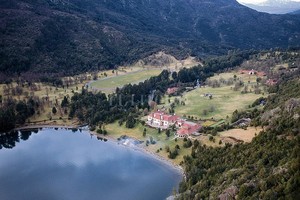ELLITORAL_437674 |  Archivo Lago Escondido. En estos días se instaló otro reclamo basado en la soberanía. La Sexta Marcha por la Soberanía encabezada por el médico sanitarista Jorge Rachid, fue interceptada por un grupo de habitantes del lugar que impidieron el avance.