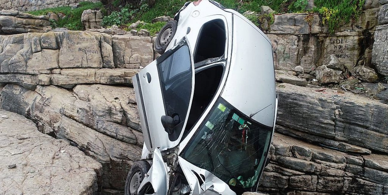 Una auto desbarrancó y quedó incrustado en las piedras: la conductora sufrió heridas leves 
