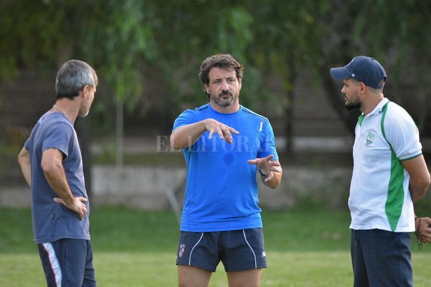 ELLITORAL_421761 |  Pablo Aguirre Pablo Pfirter, en el centro de la imagen, da indicaciones. A su derecha, Gastón Sgroi, y a su izquierda Maximiliano Berthold, ambos entrenadores asistentes.
