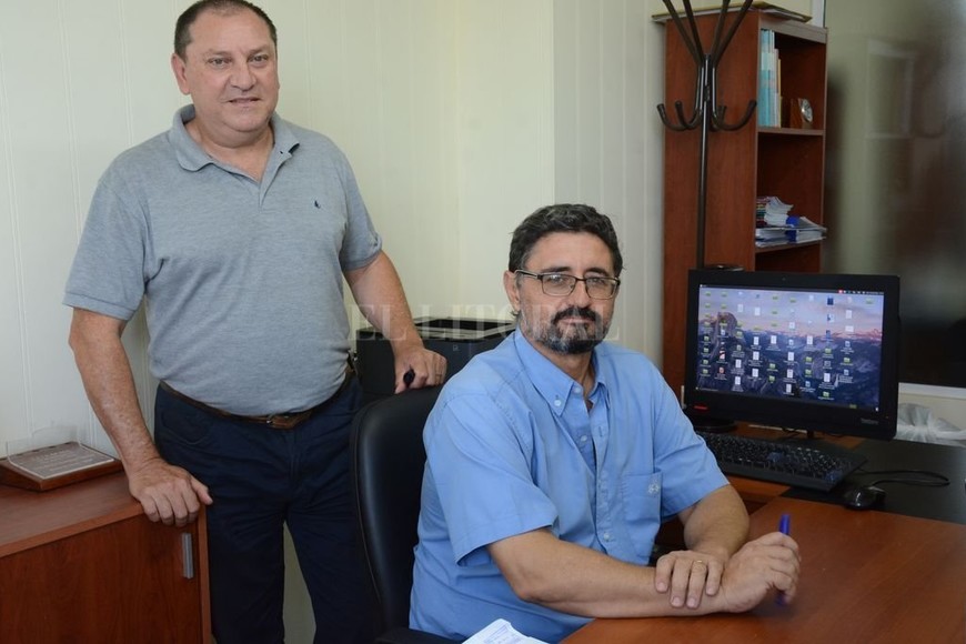ELLITORAL_440063 |  Luis Cetraro Claudio Herrera, coordinador de Formación Profesional (de pie) junto con Fernando Hadad, director provincial de Educación Técnica del Ministerio de Educación de la provincia.