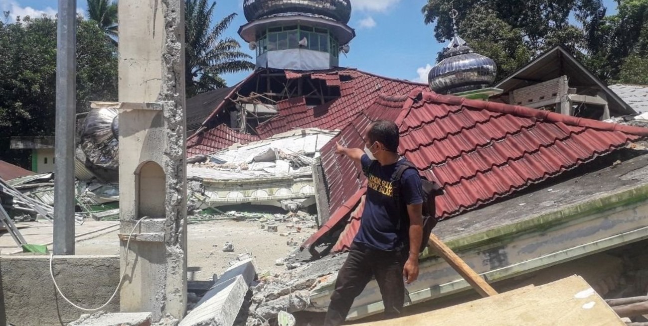 Al menos siete muertos tras terremoto de 6.2 grados de magnitud en Indonesia