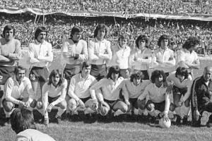 ELLITORAL_414326 |  Gentileza El Gráfico El equipo de Quilmes, el día que salió campeón en la cancha de Rosario Central. Detrás, la imponente imagen de la hinchada cervecera.