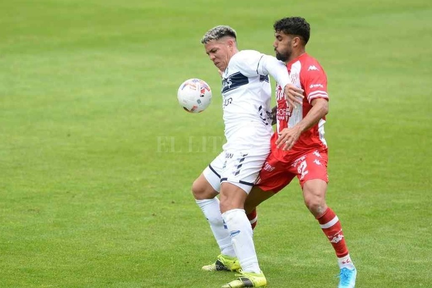 ELLITORAL_405431 |  Gentileza Diario El Día - Dolores Ripoll Emanuel Brítez encima a Contín. Tanto él como Calderón se encargaron de no darle espacios.