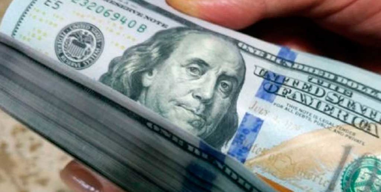 Dólar hoy: el "blue" continúa subiendo y se vendía a 216 pesos