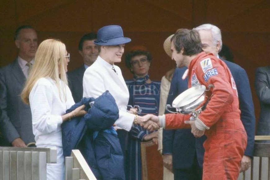 ELLITORAL_427481 |  Archivo. Una imagen que es una postal de su paso por el automovilismo: el saludo a la princesa Grace Kelly en el podio del Gran Premio de Mónaco.