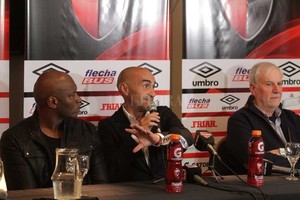 ELLITORAL_194712 |  Archivo El Litoral / Manuel Fabatía Arrancó bien, terminó mal. La foto es del mes de junio de 2016, cuando José Néstor Vignatti presentaba en sociedad a Ronaldo Paolo Montero. Había firmado contrato extendido por un año y pegó el portazo ?en medio del río? en el mes de diciembre. Su último partido fue el 1-4 en La Bombonera y después pegó el portazo para irse a Rosario Central.